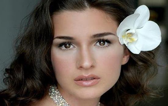 Këngëtarja Elsa Lila festoi 41 vjetorin e lindjes dhe ne i urojmë: “Gëzuar edhe qindra Datëlindjen”! Këngëtarja Elsa Lila festoi 41 vjetorin e lindjes dhe ne i urojmë: “Gëzuar edhe qindra Datëlindjen”!