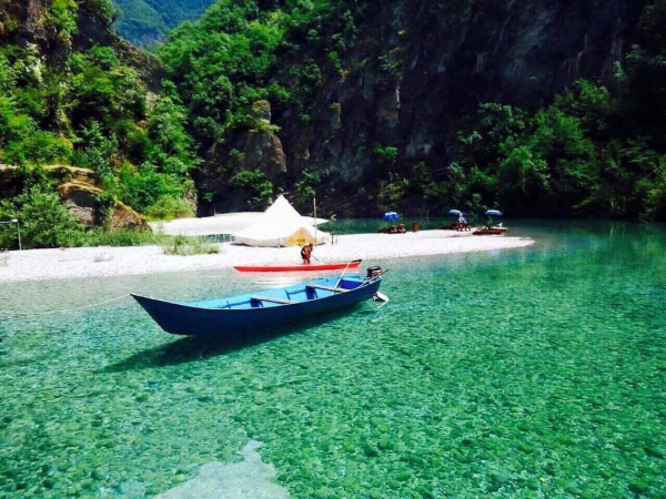 Mediat greke: Pse të shkoni në Karaibe, ato gjenden në Shqipëri te Lumi i Shalës Mediat greke: Pse të shkoni në Karaibe, ato gjenden në Shqipëri te Lumi i Shalës