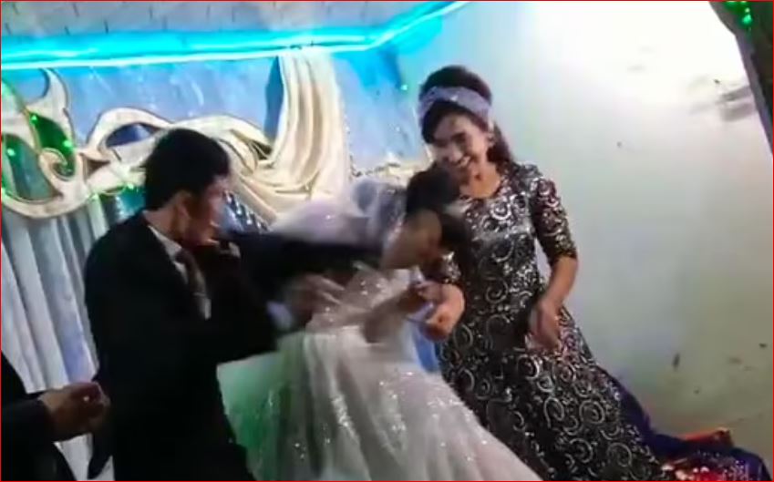 VIDEO/ E pazakontë! E mundi në lojën me dolli, dhëndri godet me grushte nusen në ditën e dasmës VIDEO/ E pazakontë! E mundi në lojën me dolli, dhëndri godet me grushte nusen në ditën e dasmës