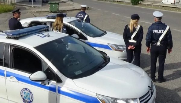 VIDEO/ ‘Tërbohet’ i riu shqiptar në Greqi, tmerron kalimtarët, godet me sëpatë makinat në rrugë. Ja momenti kur shtrihet përtokë nga policia VIDEO/ ‘Tërbohet’ i riu shqiptar në Greqi, tmerron kalimtarët, godet me sëpatë makinat në rrugë. Ja momenti kur shtrihet përtokë nga policia