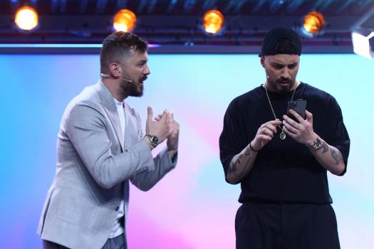 Njerëzit në Internet po akuzojnë vëllezërit Veshaj për plagjiaturë: Skeçi i tyre fjalë për fjalë si ai i komedianëve italianë Njerëzit në Internet po akuzojnë vëllezërit Veshaj për plagjiaturë: Skeçi i tyre fjalë për fjalë si ai i komedianëve italianë