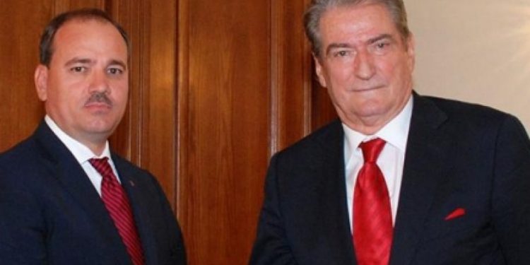 Mero Baze sulmon Saliun e Foltores: Të ankohesh për një mjek dhe gjeneral, pasi ke emëruar president një kapter! Mero Baze sulmon Saliun e Foltores: Të ankohesh për një mjek dhe gjeneral, pasi ke emëruar president një kapter!