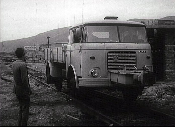 Nje SKODE (LIAZ) e modifikuar me rrota treni, qe punonte ne metalurgjine e Elbasanit ne vitet 70-8 Nje SKODE (LIAZ) e modifikuar me rrota treni, qe punonte ne metalurgjine e Elbasanit ne vitet 70-8