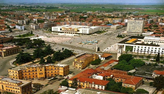 Bessa Myftiu: Rrëfim për Tiranën e dikurshme dhe malli për të shkruar shqip Bessa Myftiu: Rrëfim për Tiranën e dikurshme dhe malli për të shkruar shqip