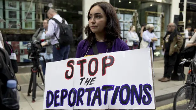 “Ju lutemi ndaloni avionin”! Shqiptarja e trafikuar kërkoi azil në Britani, anglezët e dëbojnë në Ruanda: Si mund të dërgoni një shqiptare në Afrikë?! “Ju lutemi ndaloni avionin”! Shqiptarja e trafikuar kërkoi azil në Britani, anglezët e dëbojnë në Ruanda: Si mund të dërgoni një shqiptare në Afrikë?!