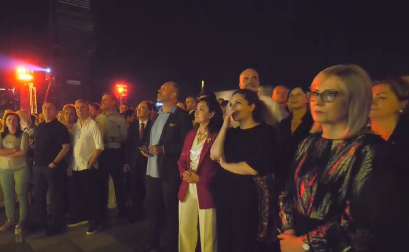 Ndizet sheshi “Skëndebej”: Ja çfarë nuk u pa! (Foto) Ndizet sheshi “Skëndebej”: Ja çfarë nuk u pa! (Foto)