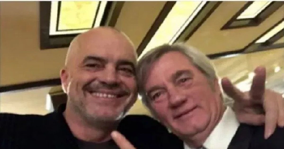 A ndjehesh i vlerësuar nga ky vend? Zef Deda nuk përmban lotët! Nga ëndrra për imitim të legjendarit Charli Chaplin te ‘Kunati i shokut Xhemal’ A ndjehesh i vlerësuar nga ky vend? Zef Deda nuk përmban lotët! Nga ëndrra për imitim të legjendarit Charli Chaplin te ‘Kunati i shokut Xhemal’