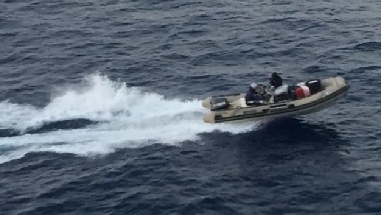 Me 4 motorë të fuqishëm dhe me radar tejet të kushtueshëm, detaje për gomonen greke që prej më shumë se dy orësh po “lodh” Guardia di Finanza-n