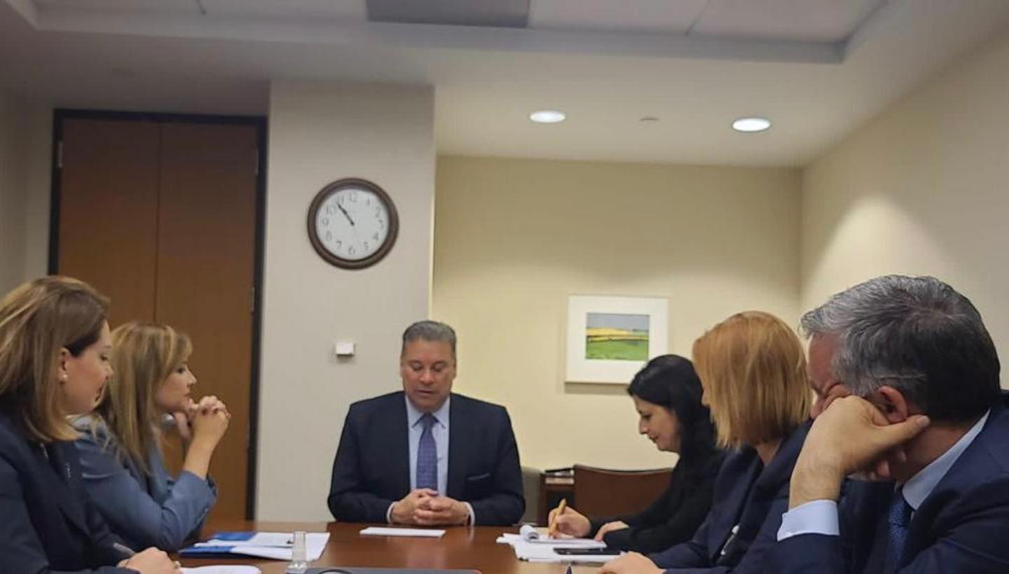 Berisha tërbohet me Jorida Tabakun që e presin në Uashington (dhe kompleksimi i kësaj të fundit) Berisha tërbohet me Jorida Tabakun që e presin në Uashington (dhe kompleksimi i kësaj të fundit)