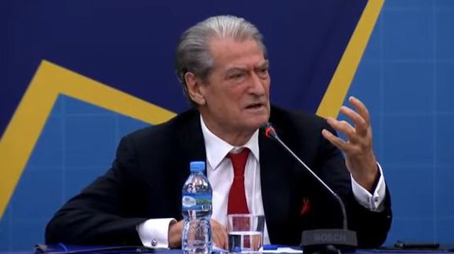 Televizioni i Berishës, thirrje demokratëve: Nesër të protestojmë edhe para Ambasadës së SHBA Televizioni i Berishës, thirrje demokratëve: Nesër të protestojmë edhe para Ambasadës së SHBA