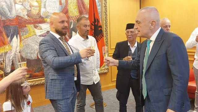 Perla e ditës: Mediokri i presidencës Ilir Meta dekoron Dervish Aliun, që ka luftuar në… periudhën osmane Perla e ditës: Mediokri i presidencës Ilir Meta dekoron Dervish Aliun, që ka luftuar në… periudhën osmane