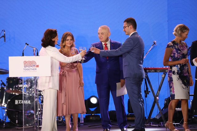 Amerika zhgënjen shqiptarët! Ambasada në Tiranë feston pavarësinë: Fton njeriun më të paskrupull të politikës shqiptare Ilir Meta Amerika zhgënjen shqiptarët! Ambasada në Tiranë feston pavarësinë: Fton njeriun më të paskrupull të politikës shqiptare Ilir Meta