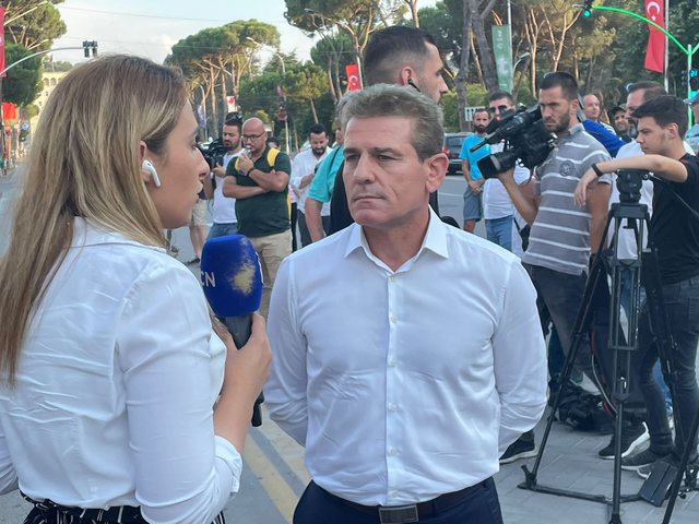 Gazetarucët në favor të shkeljes së etikës profesionale: 20 “copë” në protestë para Kryeministrisë për “mikrofonistin” që u përjashtua nga konferencat e Ramës Gazetarucët në favor të shkeljes së etikës profesionale: 20 “copë” në protestë para Kryeministrisë për “mikrofonistin” që u përjashtua nga konferencat e Ramës