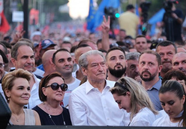 “Foltorja” dështim të suksesshëm! Berisha zbythet pas ultimatumit të SHBA: Tubimit i bashkohet Kryemadhi, Topalli dhe familja “Berisha”! Ja çfarë ndodhi në protestë “Foltorja” dështim të suksesshëm! Berisha zbythet pas ultimatumit të SHBA: Tubimit i bashkohet Kryemadhi, Topalli dhe familja “Berisha”! Ja çfarë ndodhi në protestë