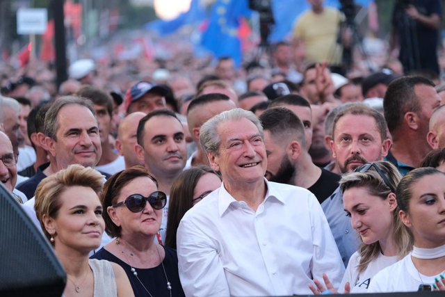 Berisha në ekstazë pas protestave të dhunshme në… Sri Lanka Berisha në ekstazë pas protestave të dhunshme në… Sri Lanka