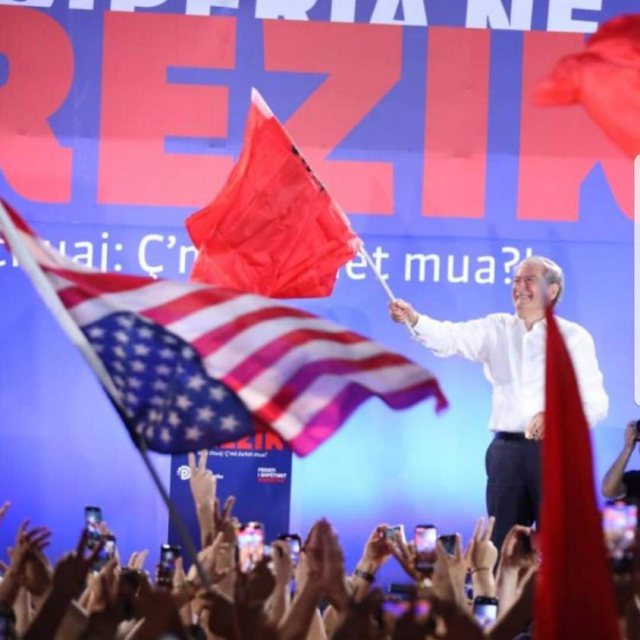 Simboli i SHBA-së flamuri amerikan, kokëposhtë në protestën e Berishës