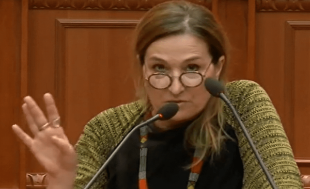 “Përfaqësuesja e popullit” Açka në delir për heroin e saj: Boll ja ndollët vdekjen Sali Berishës! Ai do bëhet një pemë kur të vdesë