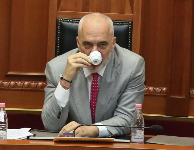 Ore do më lini rehat të pi këtë kafen apo jo?! (Foto) Ore do më lini rehat të pi këtë kafen apo jo?! (Foto)