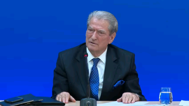 Saliu i çoroditur kujton mjekësin që na dhuroi… spitalet e Nardit dhe të Vasalit! Del bllof dhe fshin postiimin