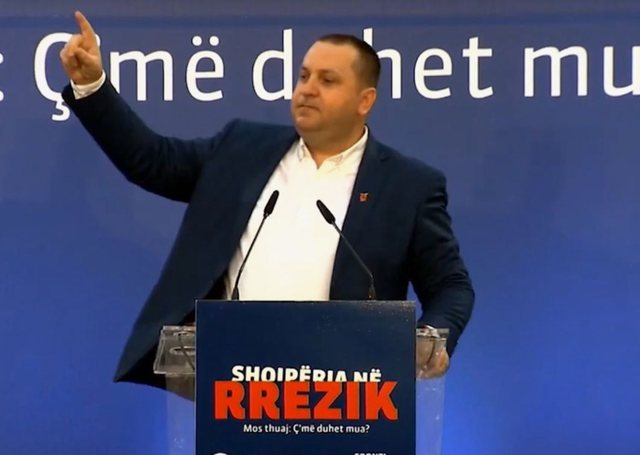 Si paguheshin pjesëmarrsit në prtotestë?! Folësit të Berishës i vjedhin portofolin dhe del zbuluar: Aman ma ktheni se kam shumë karta dhe patenta! Nuk i dua lekët Si paguheshin pjesëmarrsit në prtotestë?! Folësit të Berishës i vjedhin portofolin dhe del zbuluar: Aman ma ktheni se kam shumë karta dhe patenta! Nuk i dua lekët