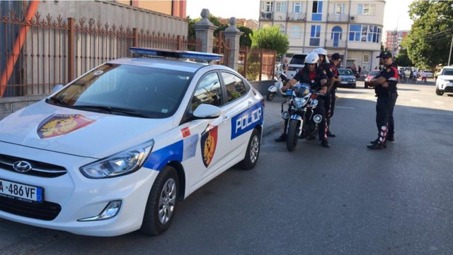 Policë apo dashnor në turn?! Puthje pasionante në makinën e punës: Pezullohet nga detyra inspektorja policisë dhe kolegu i saj