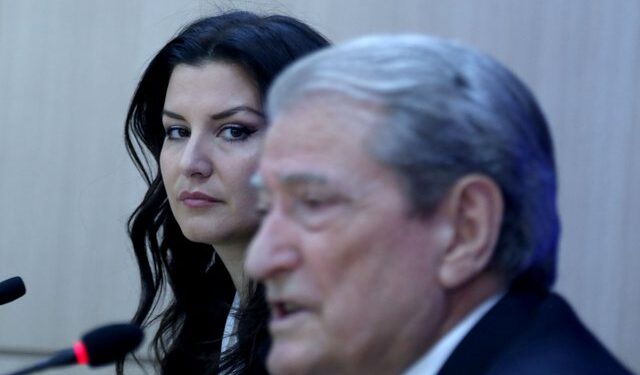 Plaku i “rrëshkitur” Sali Berisha frymëzon të rinjtë e çoroditur: Mosha juaj e ka ëndërr të bashkohet me intelektualë si unë! Tregon ëndrrën e tij: Me 7 korrik ikën Rama Plaku i “rrëshkitur” Sali Berisha frymëzon të rinjtë e çoroditur: Mosha juaj e ka ëndërr të bashkohet me intelektualë si unë! Tregon ëndrrën e tij: Me 7 korrik ikën Rama