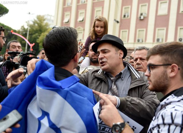 Një protestë antiamerikane që i bëri të ëndërrojnë idiotët!  “Strategu” sorosian i Berishës: I qepëm gojën Yuri Kim! Tani Berisha synon të fitojë Bashkinë e Tiranës … Altini “drejtor i mbrojtjes së konsumatorit”, si në kohë të Lulit