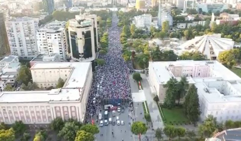 VIDEO: Pamjet me dron nga sipër, ja sa njerëz kishte në protestën e Berishës VIDEO: Pamjet me dron nga sipër, ja sa njerëz kishte në protestën e Berishës