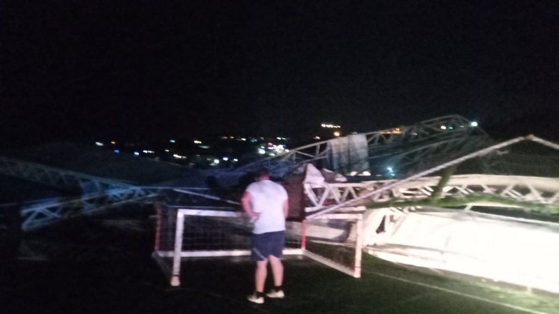 Stuhia rrëzoi tendën e kalçetos në Sarandë, ndërron jetë në spital 22-vjeçari Stuhia rrëzoi tendën e kalçetos në Sarandë, ndërron jetë në spital 22-vjeçari