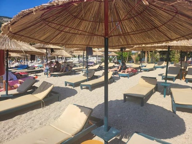 “Yyy racë r*psha, i dini dele shqiptarët”! Gazetari i njohur shpërthen i revoltuar dhe e lëshon gojën keq: I mbani vetë shezlongët bosh se…!