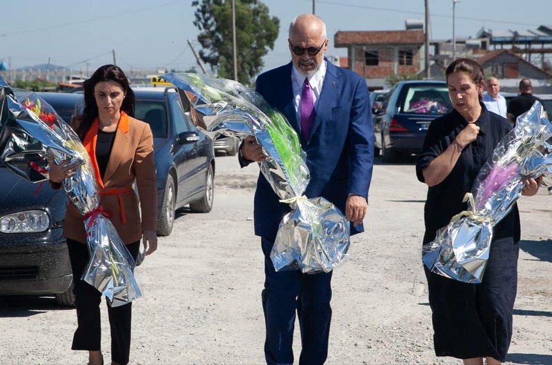 “Ky djali që po e vajtojnë këta, do ishte gjallë e mirë sot, nëse…”!  Mentor Kikia publikon foton dhe shpërthen keq ndaj kryeministrit Rama dhe ministres së tij