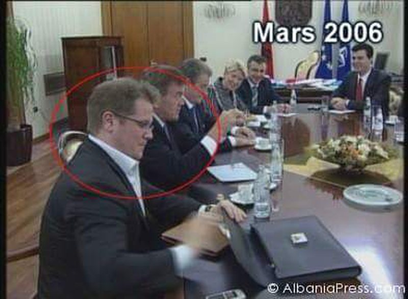 Ja kush është Damir Fazlliç, personazhi kryesor i akuzuar nga britanikët, si e futi Berisha në Këshillin e Sigurisë nipin e njeriut të besuar të Millosheviçit Ja kush është Damir Fazlliç, personazhi kryesor i akuzuar nga britanikët, si e futi Berisha në Këshillin e Sigurisë nipin e njeriut të besuar të Millosheviçit