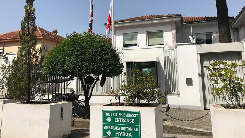 Londra dhe “Zëri i Amerikës” tregojnë detaje nga dosja e Berishës: Ambasadori britanik në Tiranë i’u a “ngec grepin në grykë” sharlatanëve të Foltores Londra dhe “Zëri i Amerikës” tregojnë detaje nga dosja e Berishës: Ambasadori britanik në Tiranë i’u a “ngec grepin në grykë” sharlatanëve të Foltores