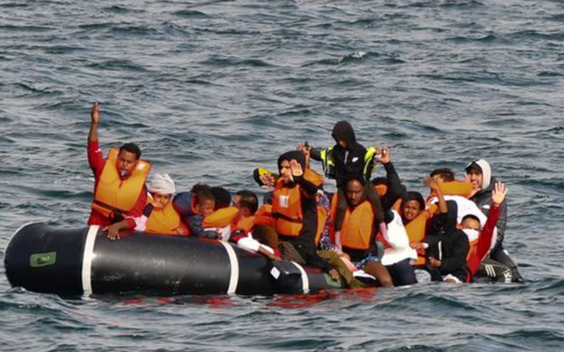 E tmerrshme! Me gomone drejt Anglisë: Shpëtohen nga mbytja 48 emigrantë, shumica shqiptarë E tmerrshme! Me gomone drejt Anglisë: Shpëtohen nga mbytja 48 emigrantë, shumica shqiptarë