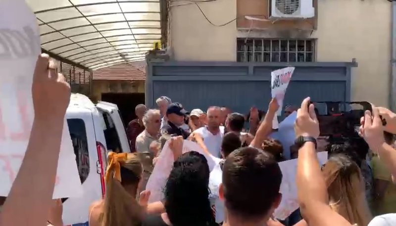 U ndaluan për abuzime me tenderin, Gjykata e Shkodrës liron 14 efektivët e policisë. Ish-shefi përlotet pasi pritet me gëzim e duartrokitje U ndaluan për abuzime me tenderin, Gjykata e Shkodrës liron 14 efektivët e policisë. Ish-shefi përlotet pasi pritet me gëzim e duartrokitje