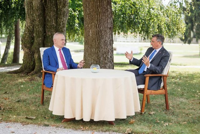 Çudia e udhëtimit të fundit të Metës! Për të shkuar udhëtoi me tren natën vonë, për tu takuar me presin në oborr në pisk të vapës Çudia e udhëtimit të fundit të Metës! Për të shkuar udhëtoi me tren natën vonë, për tu takuar me presin në oborr në pisk të vapës