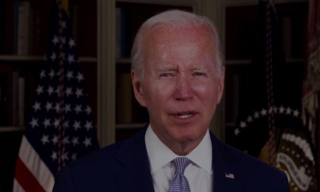 Mijëra shqiptarë surprizohen nga mesazhi që vjen nga Amerika, ndërsa festohej në sheshin “Skënderbej” Mijëra shqiptarë surprizohen nga mesazhi që vjen nga Amerika, ndërsa festohej në sheshin “Skënderbej”