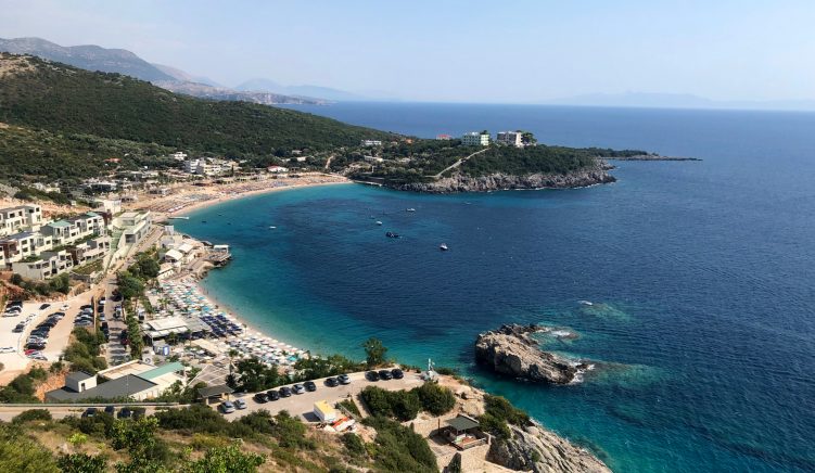 Bimbashi Alban Xhillari me të birin Gregun përlajnë Plazhin e Gjeneralit si ‘strategjikë’. Në skenë Florian Alimadhi. Bregdeti i Shqipërisë drejt pushtimit nga mafia Bimbashi Alban Xhillari me të birin Gregun përlajnë Plazhin e Gjeneralit si ‘strategjikë’. Në skenë Florian Alimadhi. Bregdeti i Shqipërisë drejt pushtimit nga mafia