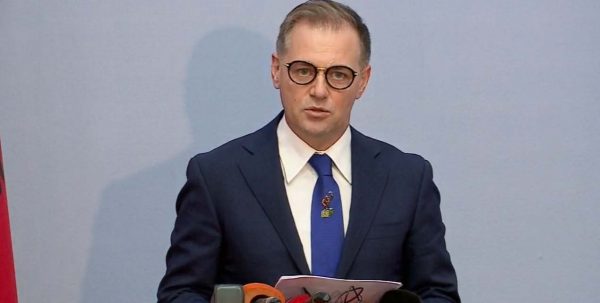 Zbulohet superskandali me drejtorin e Doganave: Genti Gazheli promovon në poste drejtuese zyrtarët që po gjykohen në Greqi për kontrabandë Zbulohet superskandali me drejtorin e Doganave: Genti Gazheli promovon në poste drejtuese zyrtarët që po gjykohen në Greqi për kontrabandë