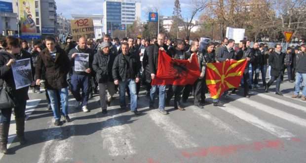 ”Sulmohet “ kryeministria, mijëra vetë protestojnë në Shkup kundër propozimit francez!