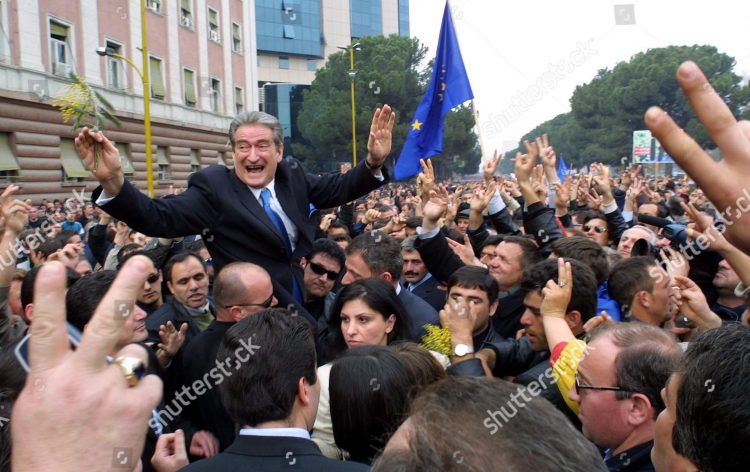 Edhe në fund të pusit, këta ndërtojnë marifete si të jenë në qiell