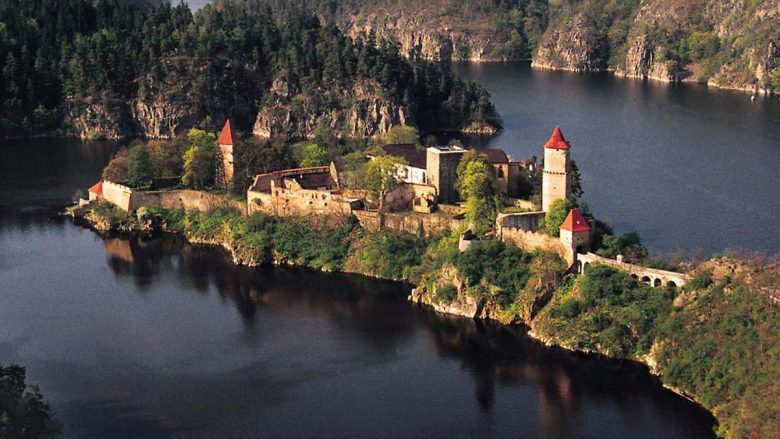 Video/ Njihuni me kështjellën e mallkuar! Kush e viziton, vdes një vit më pas në të njëjtën ditë Video/ Njihuni me kështjellën e mallkuar! Kush e viziton, vdes një vit më pas në të njëjtën ditë