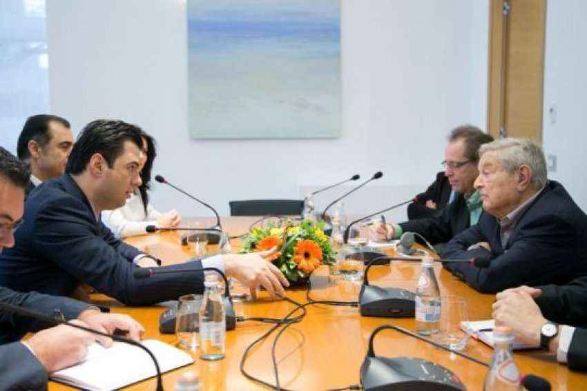 Sorosiani që shan Sorosin për të u lëpirë pas Berishës del bllof: Ja sa para ka marrë Goxhaj duke lehur për Sorosin deri në 2001