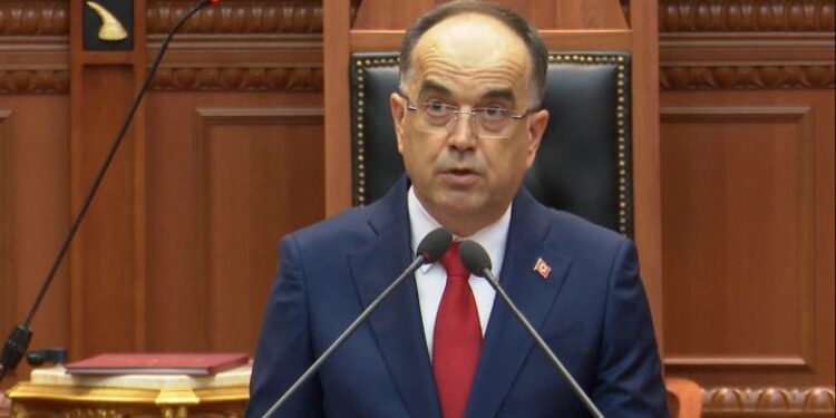 Pas betimit flet si President Bajram Begaj! Gati sa nuk “qau” nga mungesa e Berishës dhe e Nokës Pas betimit flet si President Bajram Begaj! Gati sa nuk “qau” nga mungesa e Berishës dhe e Nokës
