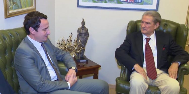 Albin, tani ftoje për vizitë baba Berishën… që t’i a “fusni”anglo-amerikanëve! Albin, tani ftoje për vizitë baba Berishën… që t’i a “fusni”anglo-amerikanëve!