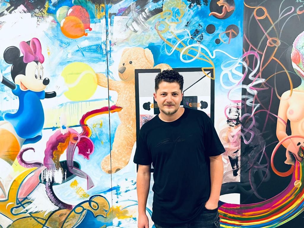 Parisi “flet” shqip/ Amarildo Ruçi, artisti i parë shqiptar që ekspozon veprat e tij në muzeun e Luvrit