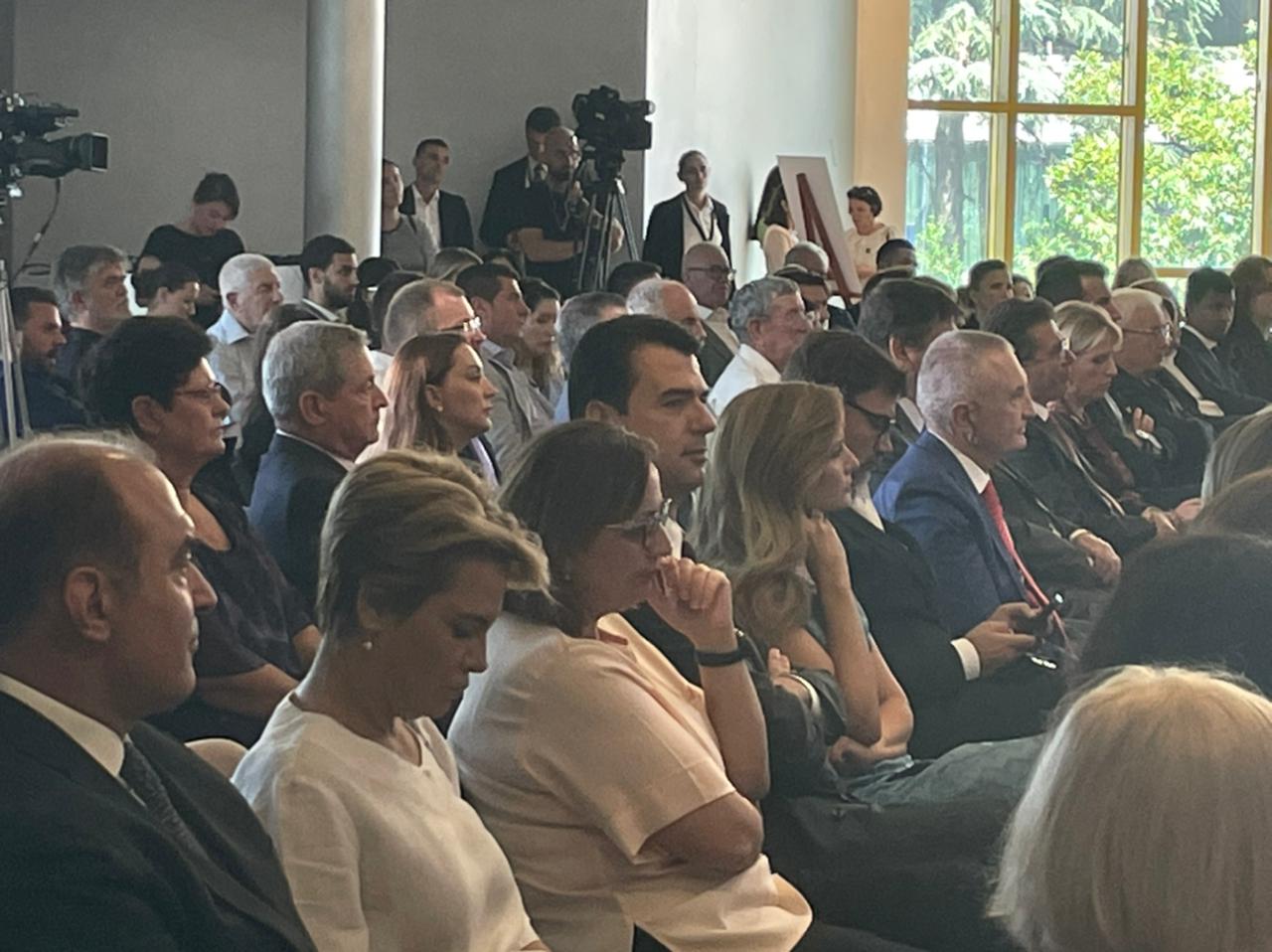 Çfarë nuk u pa në media, marrin pjesë Meta, Basha dhe deputetët e PD. Nuk ftohen deputetët e Berishës Çfarë nuk u pa në media, marrin pjesë Meta, Basha dhe deputetët e PD. Nuk ftohen deputetët e Berishës