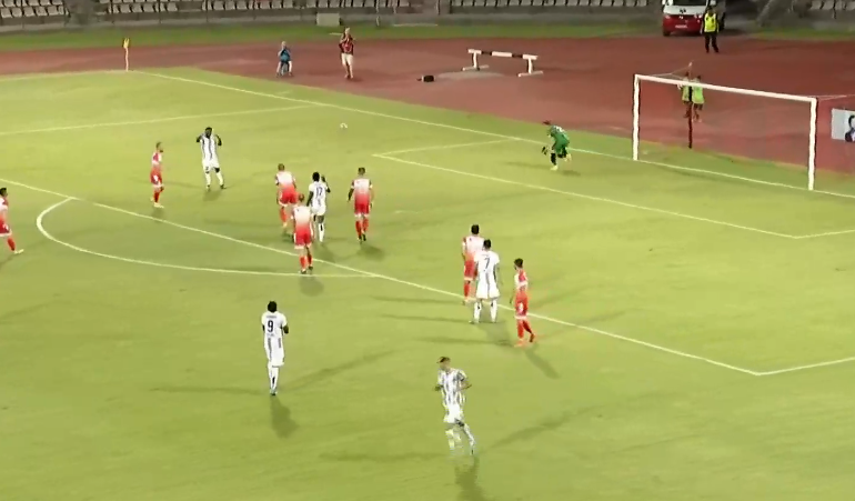 VIDEO/ LAÇI dominon por ndalet nga malazezët, arbitri mohon 11 metërsh për kurbinasit