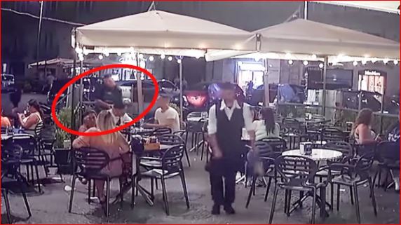 VIDEO/ Çmenduri në qendër të Napolit! Grabitësi i vë armën në kokë turistit, i merr orën dhe ia kthen për 5 minuta: Është false, s’ia vlen VIDEO/ Çmenduri në qendër të Napolit! Grabitësi i vë armën në kokë turistit, i merr orën dhe ia kthen për 5 minuta: Është false, s’ia vlen