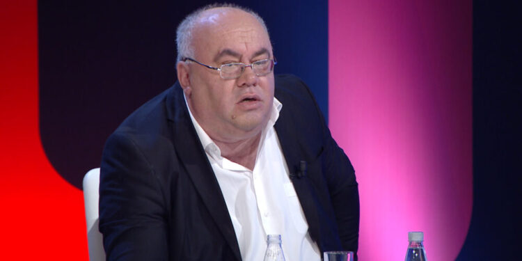 Zbulohet e vërteta e vetflijimit të gazetarit të teorive konspirative Kastriot Myftaraj Zbulohet e vërteta e vetflijimit të gazetarit të teorive konspirative Kastriot Myftaraj